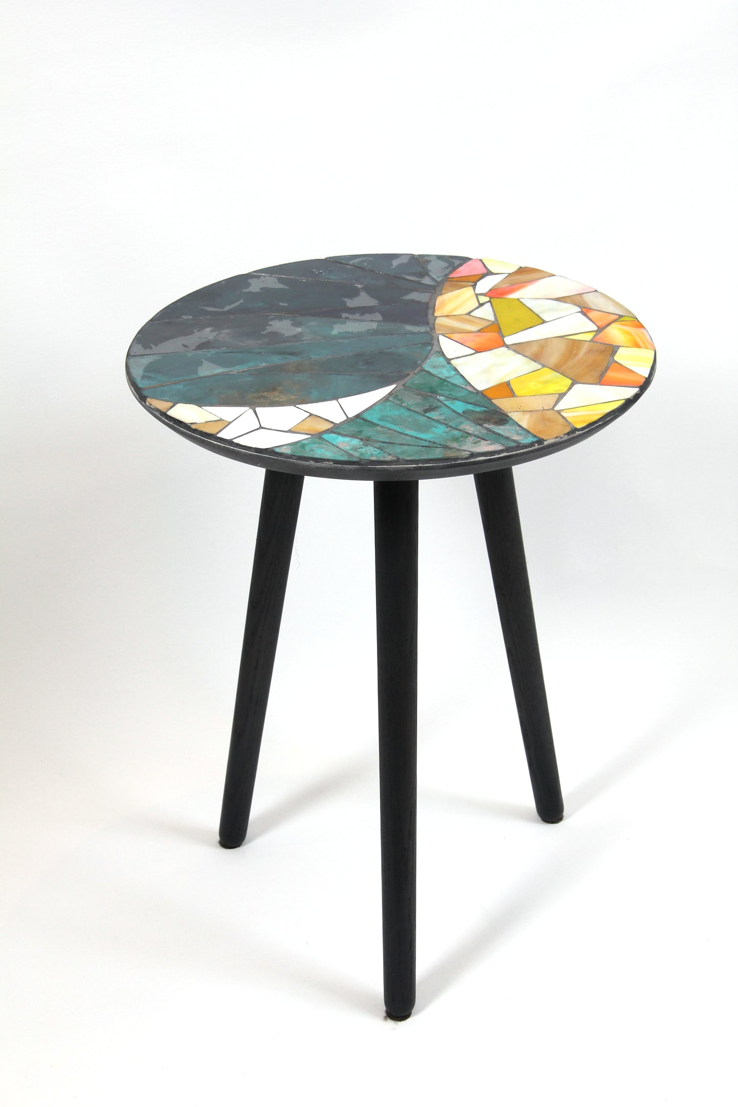 Rundt bord 1 – glasskunst av Berit Sviland | Galleri Drøbak
