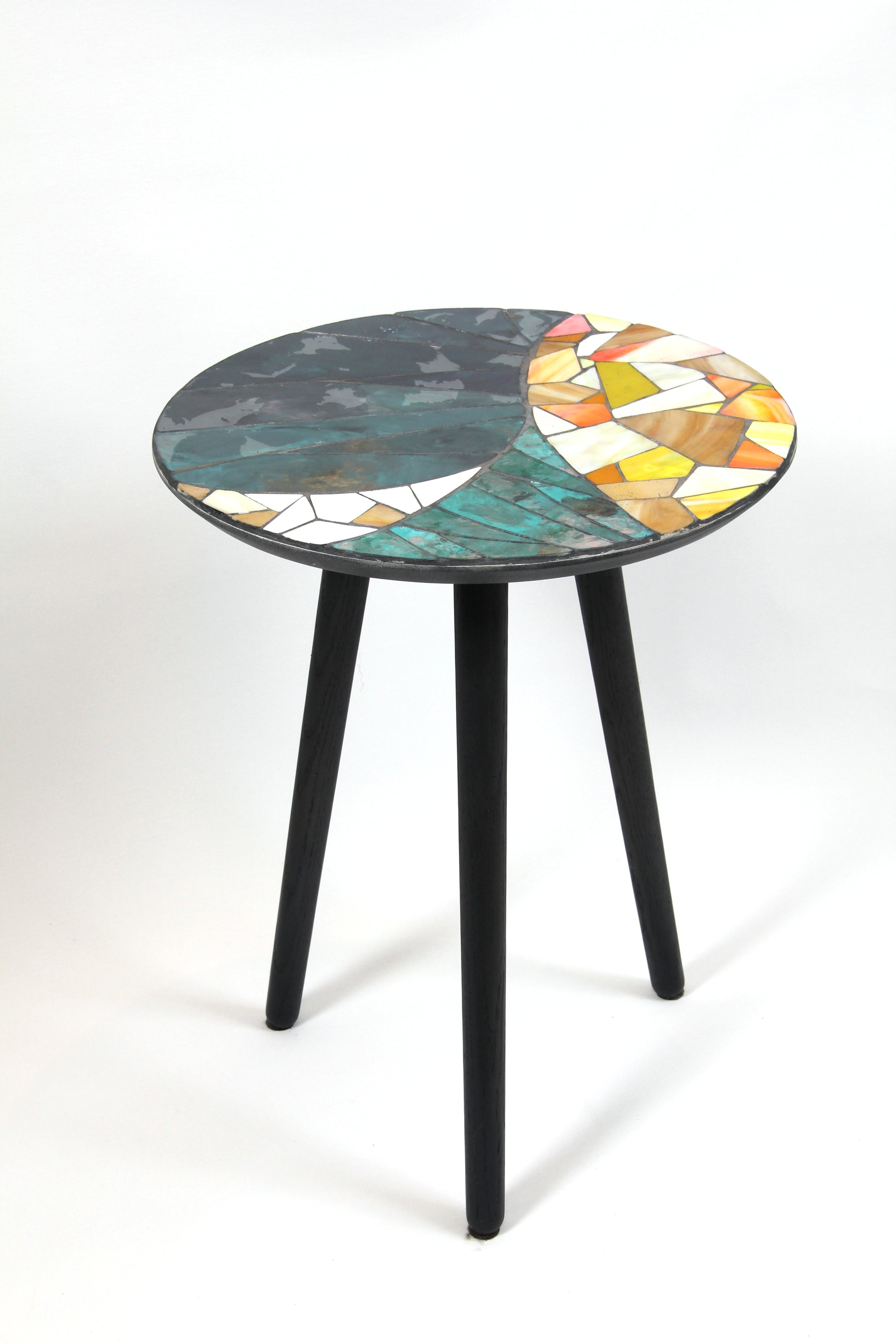 Rundt bord 1 – glasskunst av Berit Sviland | Galleri Drøbak