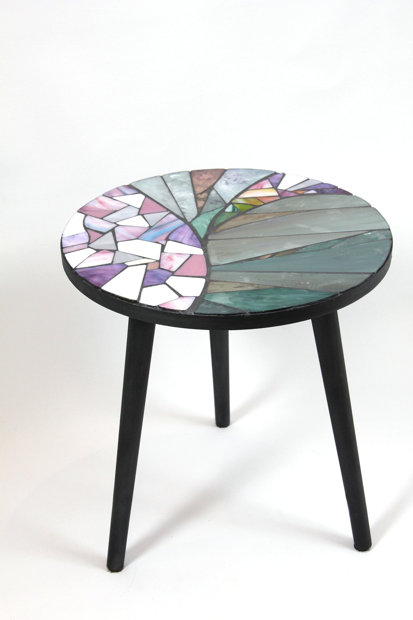Rundt bord 2 – glasskunst av Berit Sviland | Galleri Drøbak