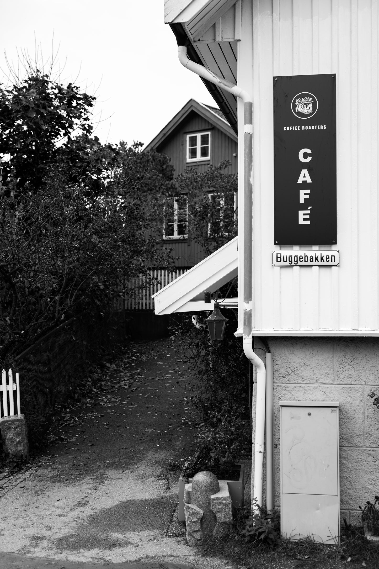Drøbak - Cafeen nede i Buggebakken – fotografi av Marit Junge bilde uten ramme